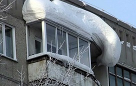 Удаление снега и льда с козырьков балкона