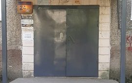 Окрашивание дверей входных групп