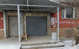 Установка урн возле подъездов домов