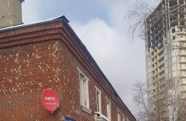 Уборка снежных навесов и наледи с кровли домов