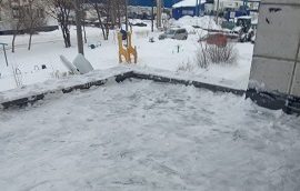 Очистка подъездных козырьков от снега и наледи