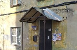 Замена аварийного козырька в доме по адресу ул. Краснополянская, 6