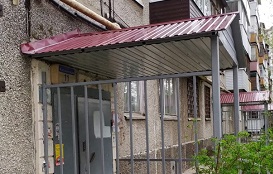 Установка козырька над подъездом дома по адресу ул. Косьвинская, 11