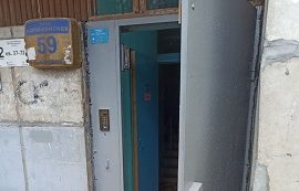 Окрашивание входных дверей дома по адресу ул. Коломенская, 59