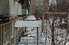Очистка подъездных козырьков от снега и наледи