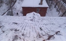 Очистка кровли от снежных навесов и наледи