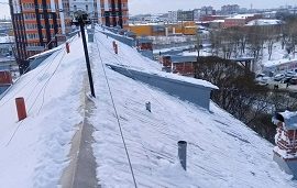 Уборка снега и наледи с кровли домов