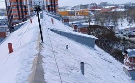 Уборка снега и наледи с кровли домов Уборка снега и наледи с кровли домов