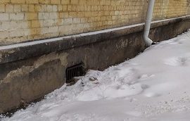Изготовление и монтаж решеток на продухи в доме по адресу ул. Краснополянская, 10