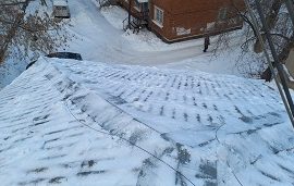 Уборка снега и наледи с кровли домов