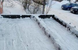 Очистка подъездных козырьков