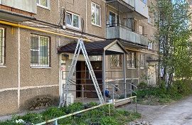 Ремонт подъездного козырька дома по адресу ул. Пихтовая, 38А