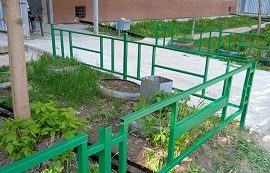 Покраска газонных ограждений дома по адресу ул. Коломенская, 19