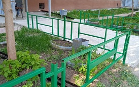 Покраска газонных ограждений дома по адресу ул. Коломенская, 19