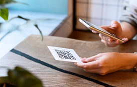 QR-коды на информационных стендах: безопасно ли переходить по ним?