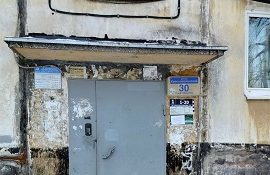 Очистка подъездных козырьков от снега и наледи