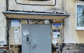 Очистка подъездных козырьков от снега и наледи