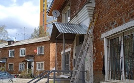 Ремонт кровли козырька дома по адресу ул. Кустовая, 5