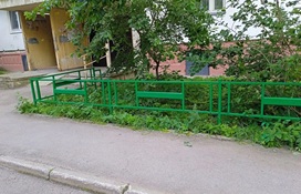 Окрашивание газонного ограждения у дома по адресу ул. Нейвинская, 1
